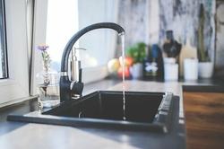 Comment purifier de l'eau du robinet à la maison